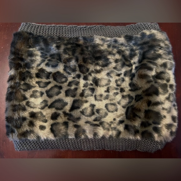 Max Studio faux fur infinity scarf animal print NWT - Picture 2 of 5